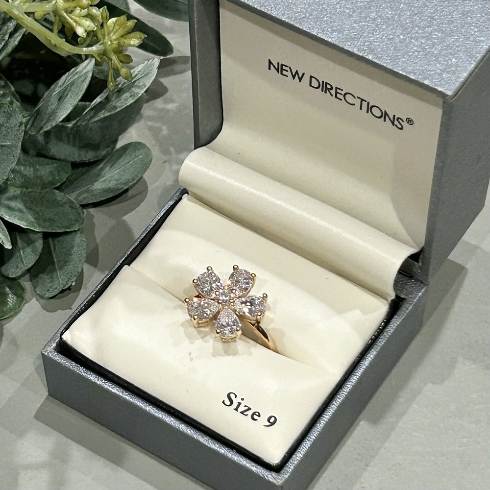New Directions Flower Designed Gold Colored Costume Ring Size 9 NIB‎
